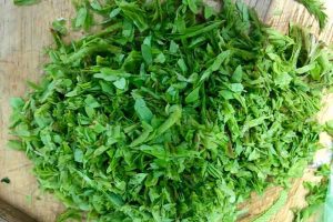 lá me thái nhuyễn để nấu canh dê