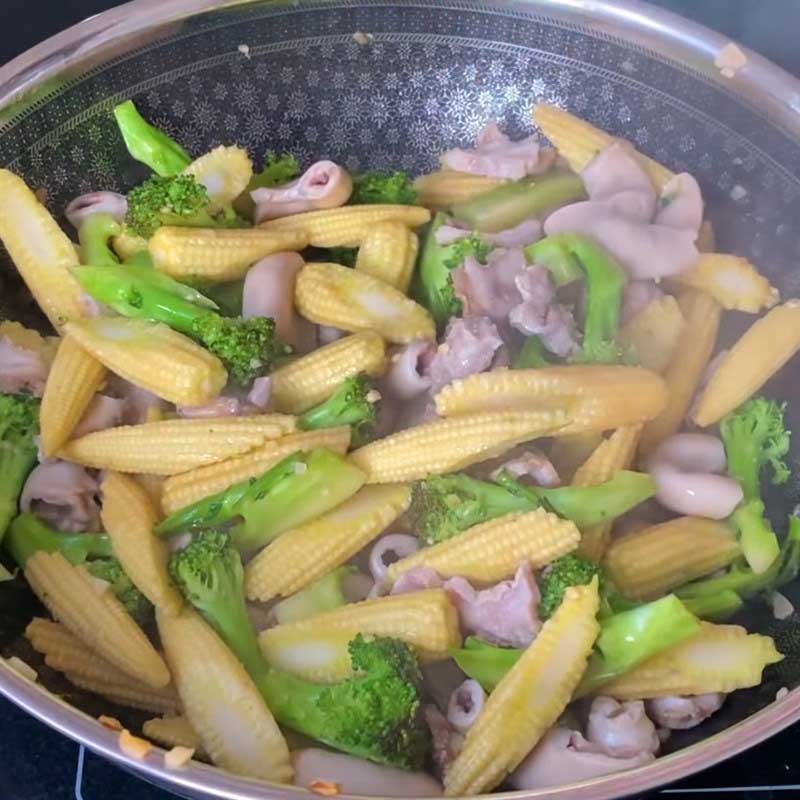 xào dồi trường với bắp non