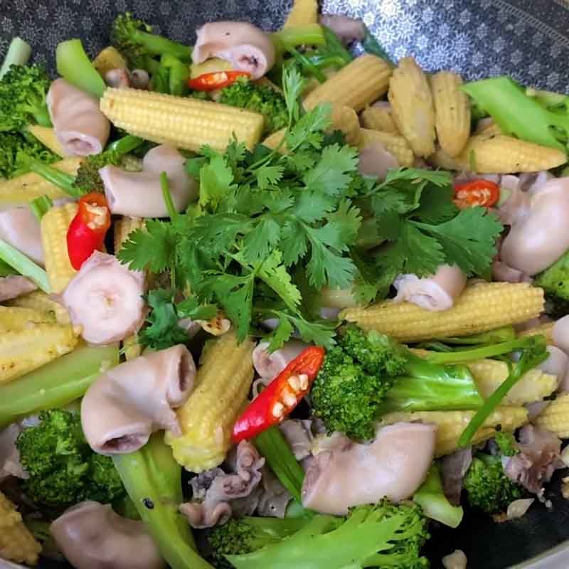 dồi trường xào bắp non