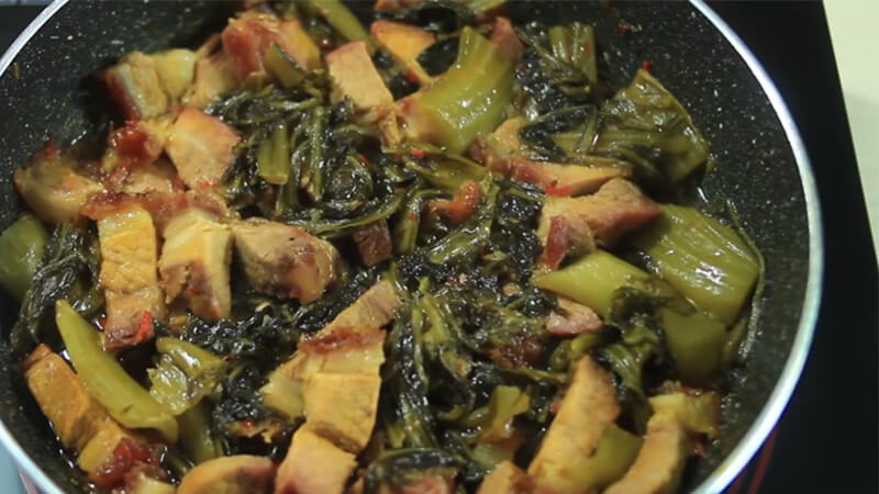 thịt heo quay xào dưa cải