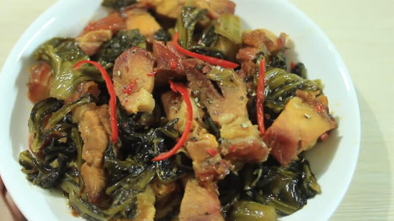 dưa cải chua xào thịt heo quay