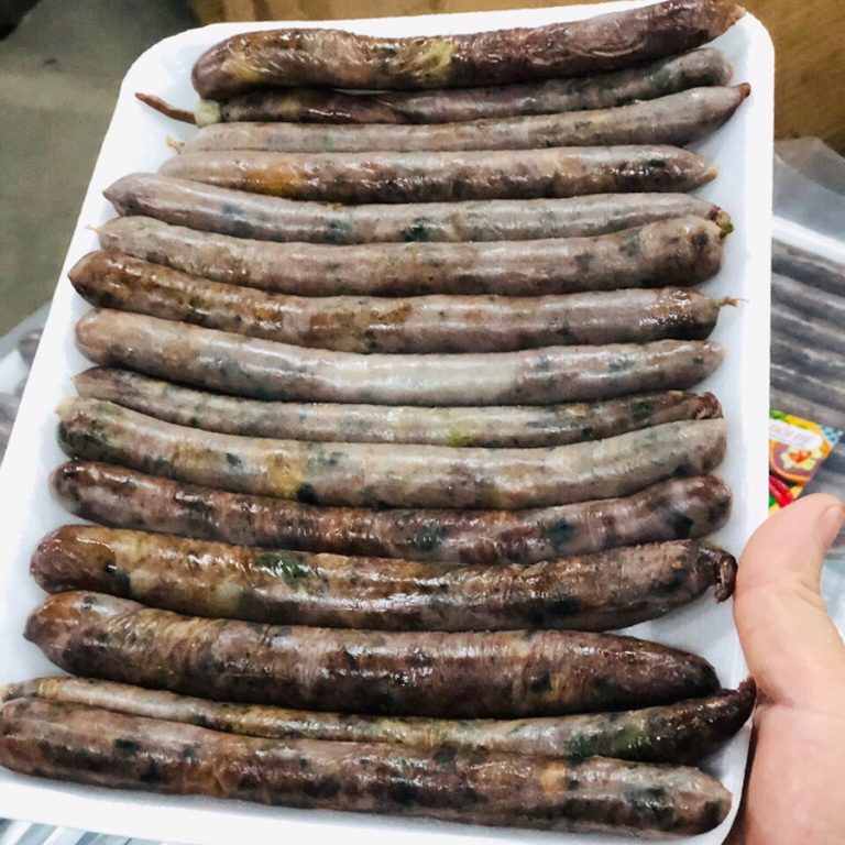 Dồi dê nóng hổi với lớp vỏ giòn nhẹ và nhân đậm vị bên trong