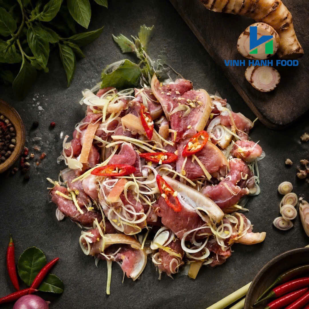 Trộn thịt dê với sả ớt theo công thức làm món dê tái chanh