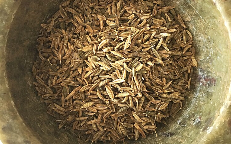Rang và giã dập hạt cumin làm gia vị thịt xiên nướng
