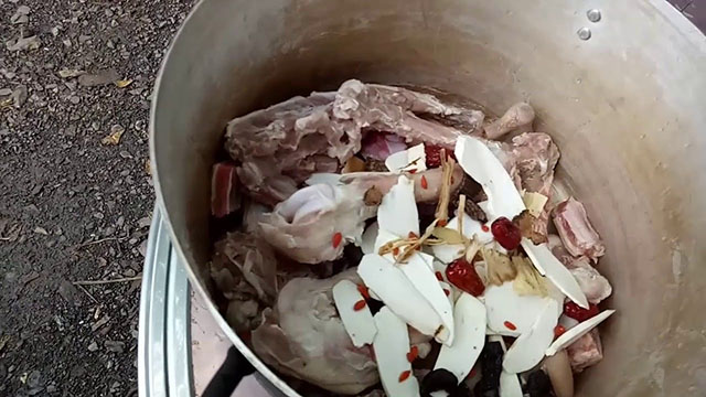 Nguyên liệu nấu lẩu dê hầm thuốc bắc với thịt dê và thảo mộc