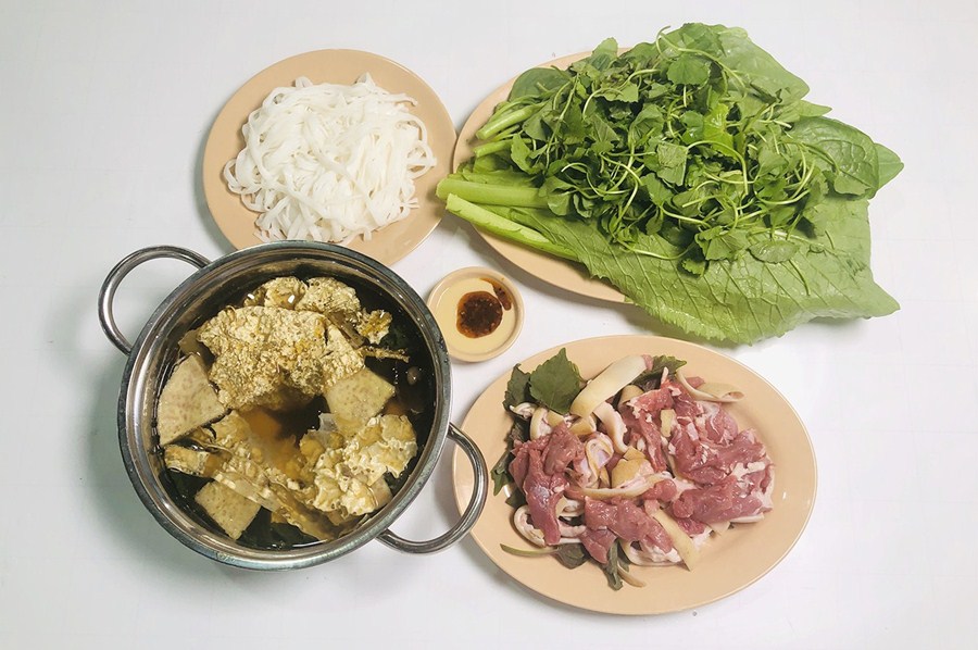 Lẩu dê thuốc bắc ăn kèm rau mì và thịt dê tươi