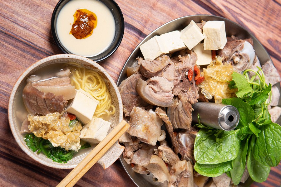 Lẩu dê thuốc bắc với thịt dê đậu hũ và chao chấm