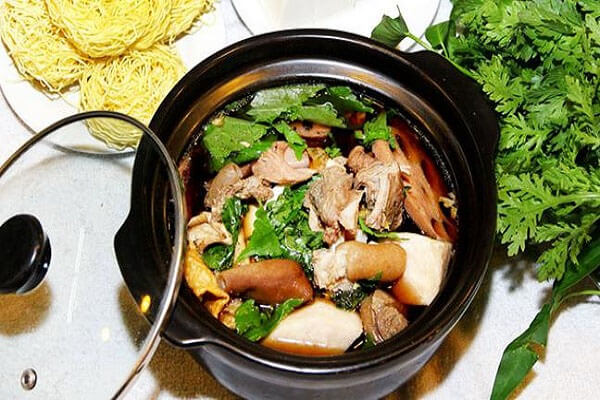 Lẩu dê hầm thuốc bắc với thịt dê và rau ăn kèm