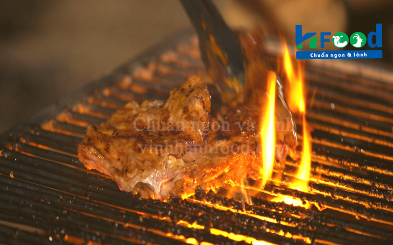 Sườn cừu nướng tỏi và thảo mộc cho menu nhà hàng thịt cừu