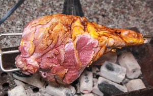 Menu quán thịt cừu với món đùi cừu nướng nguyên tảng