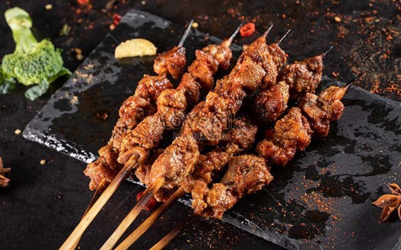 Thịt cừu nướng xiên que kết hợp rau củ cho thực đơn quán nướng