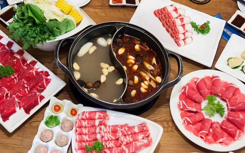 Lẩu thịt cừu dùng chung cho nhóm khách trong thực đơn nhà hàng