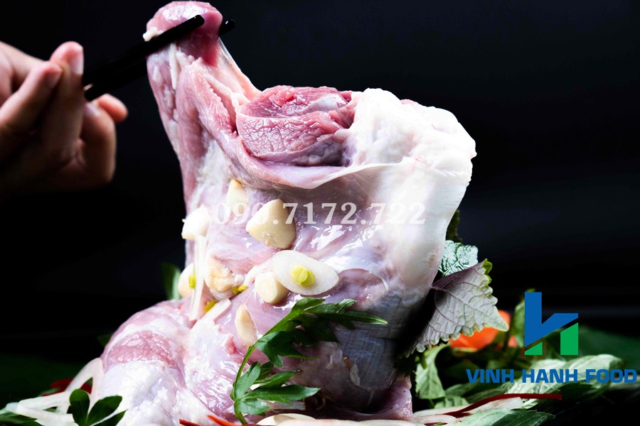 Thịt dê nguyên tảng trước khi cắt và ướp áp chảo