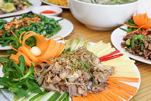 Dê tái chanh trong các món ngon từ thịt dê ăn cùng rau thơm