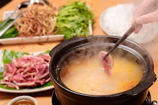 Dê nhúng mẻ là món ngon chế biến từ thịt dê ăn cùng rau và bánh tráng