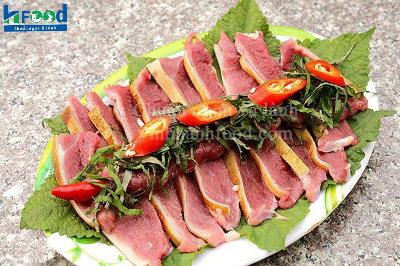 Dê hấp tía tô là món ăn làm từ thịt dê với sả và gừng