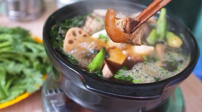 Dê viên thả lẩu cùng nước dùng dê