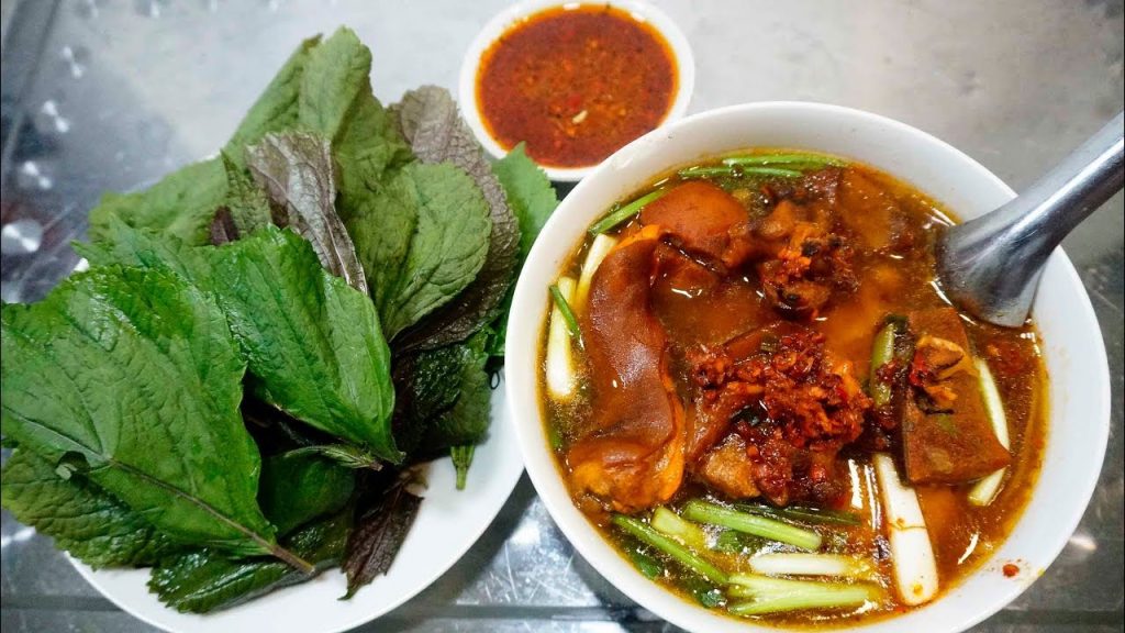 Hủ tiếu dê ăn kèm rau và dê viên